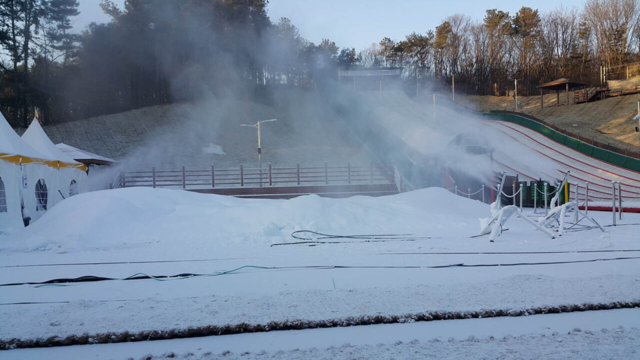 3 SG7 stacking up snow in Korea for tubing hill